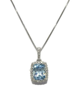 Colgante con diamantes en oro blanco de 18k con 1 topacio azul de 8×9 con cadena veneciana de 40cm todo oro de 18k.