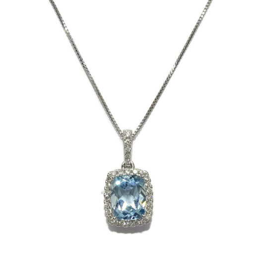 Colgante con diamantes en oro blanco de 18k con 1 topacio azul de 8×9 con cadena veneciana de 40cm todo oro de 18k.