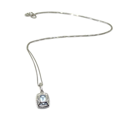 Colgante con diamantes en oro blanco de 18k con 1 topacio azul de 8×9 con cadena veneciana de 40cm todo oro de 18k. - Imagen 4