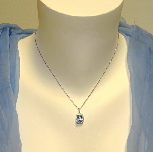Colgante con diamantes en oro blanco de 18k con 1 topacio azul de 8×9 con cadena veneciana de 40cm todo oro de 18k. - Imagen 2