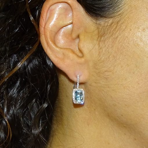 Pendientes de diamantes y topacios azules en oro blanco de 18k. 3.58ct de topacios y 0.48cts de diamantes. - Imagen 2