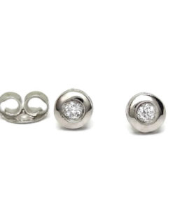 pendientes de diamantes de 0.08cts en oro blanco de 18K. Un lujo para todos los dias.