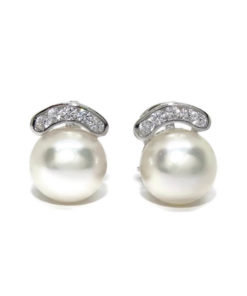 Pendientes para mujer de oro blanco de 18k con 10 circonitas y perla cultivada tipo botón de 9mm. Cierre omega