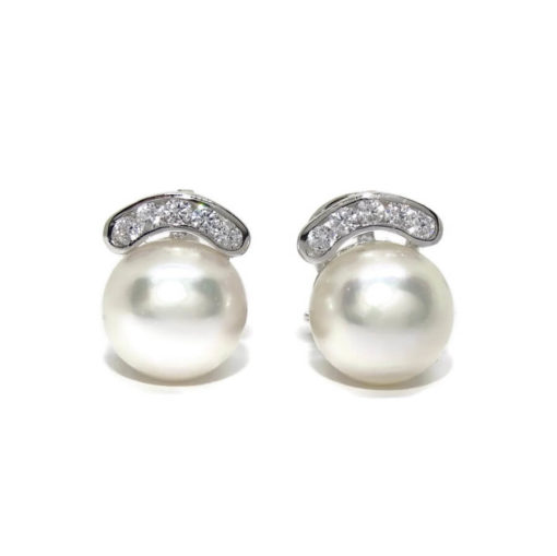 Pendientes para mujer de oro blanco de 18k con 10 circonitas y perla cultivada tipo botón de 9mm. Cierre omega