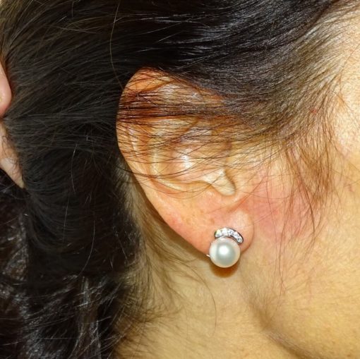 Pendientes para mujer de oro blanco de 18k con 10 circonitas y perla cultivada tipo botón de 9mm. Cierre omega - Imagen 2