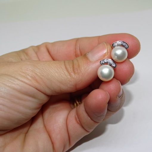 Pendientes para mujer de oro blanco de 18k con 10 circonitas y perla cultivada tipo botón de 9mm. Cierre omega - Imagen 6