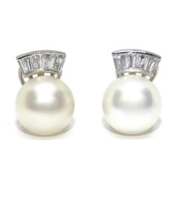 Pendientes de oro blanco de 18k con 8 circonitas y perla cultivada tipo botón de 10mm. Cierre omega. Peso 3.90gr de oro de 18k Ideal mujer.