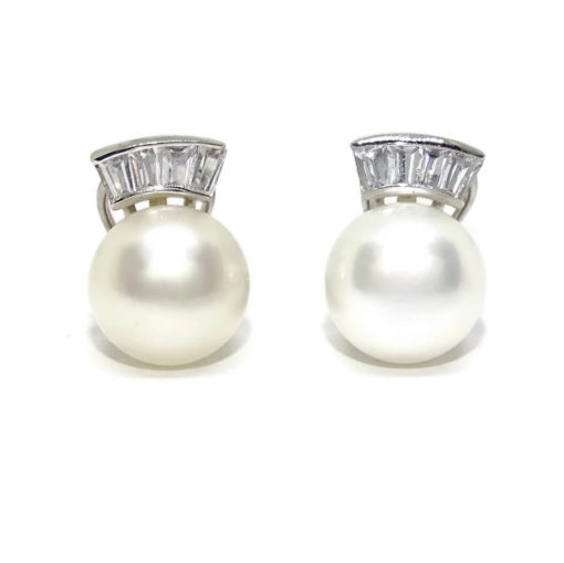 Pendientes de oro blanco de 18k con 8 circonitas y perla cultivada tipo botón de 10mm. Cierre omega. Peso 3.90gr de oro de 18k Ideal mujer.