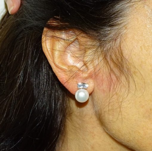 Pendientes de oro blanco de 18k con 8 circonitas y perla cultivada tipo botón de 10mm. Cierre omega. Peso 3.90gr de oro de 18k Ideal mujer. - Imagen 2