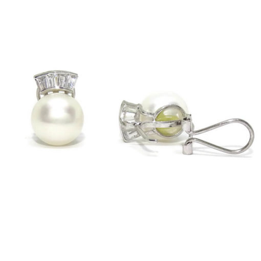 Pendientes de oro blanco de 18k con 8 circonitas y perla cultivada tipo botón de 10mm. Cierre omega. Peso 3.90gr de oro de 18k Ideal mujer. - Imagen 5