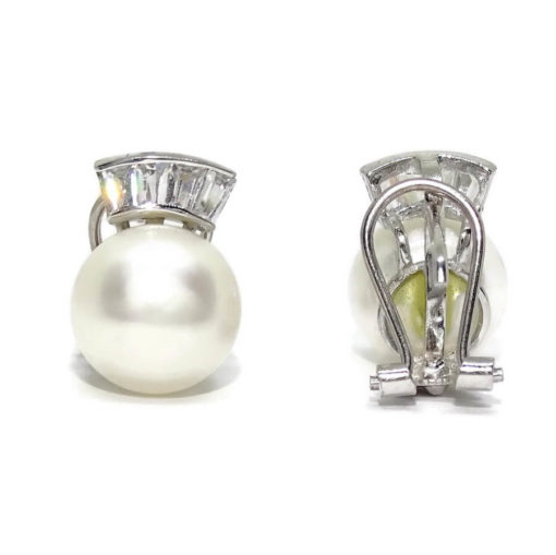 Pendientes de oro blanco de 18k con 8 circonitas y perla cultivada tipo botón de 10mm. Cierre omega. Peso 3.90gr de oro de 18k Ideal mujer. - Imagen 4