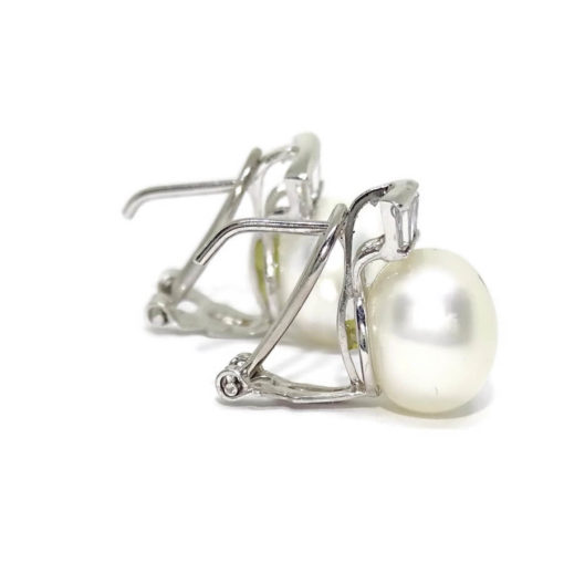 Pendientes de oro blanco de 18k con 8 circonitas y perla cultivada tipo botón de 10mm. Cierre omega. Peso 3.90gr de oro de 18k Ideal mujer. - Imagen 3