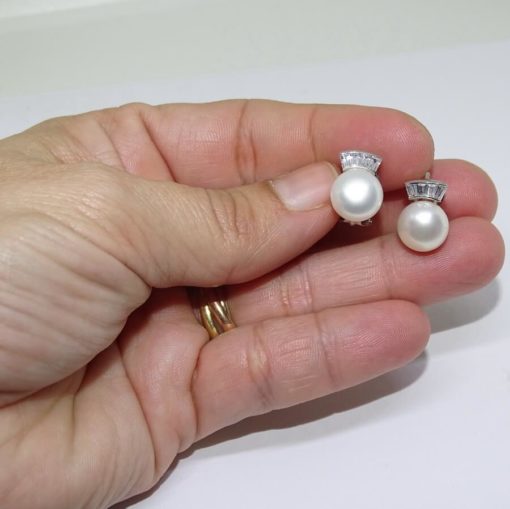 Pendientes de oro blanco de 18k con 8 circonitas y perla cultivada tipo botón de 10mm. Cierre omega. Peso 3.90gr de oro de 18k Ideal mujer. - Imagen 6
