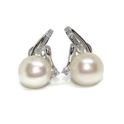 Pendientes de oro blanco de 18k con 10 circonitas y perlas cultivada tipo botón de 12mm. Cierre omega. Ideal mujer.