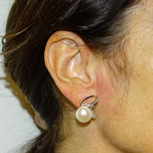 Pendientes de oro blanco de 18k con 10 circonitas y perlas cultivada tipo botón de 12mm. Cierre omega. Ideal mujer. - Imagen 2