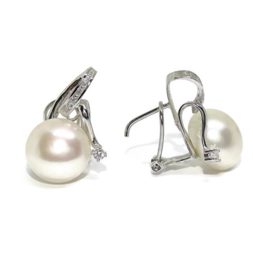 Pendientes de oro blanco de 18k con 10 circonitas y perlas cultivada tipo botón de 12mm. Cierre omega. Ideal mujer. - Imagen 6