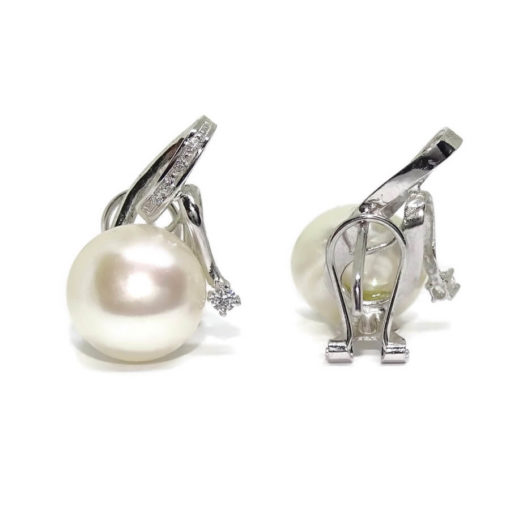 Pendientes de oro blanco de 18k con 10 circonitas y perlas cultivada tipo botón de 12mm. Cierre omega. Ideal mujer. - Imagen 5