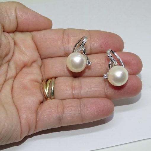 Pendientes de oro blanco de 18k con 10 circonitas y perlas cultivada tipo botón de 12mm. Cierre omega. Ideal mujer. - Imagen 4