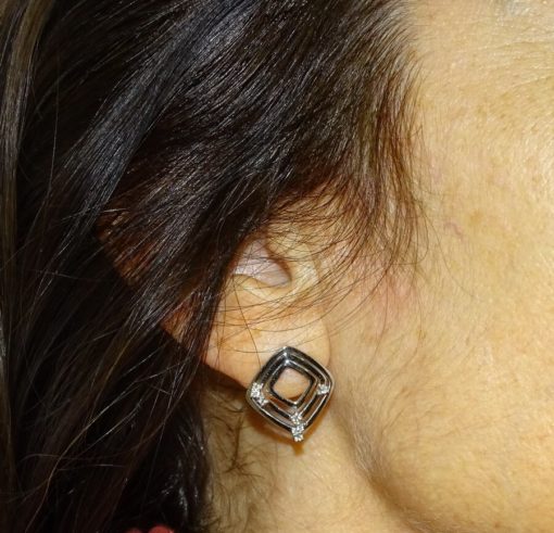 Modernos y preciosos pendientes de oro blanco de 18k con 0.14cts de diamantes. Fiesta. 3.75gr de oro de 18k - Imagen 4