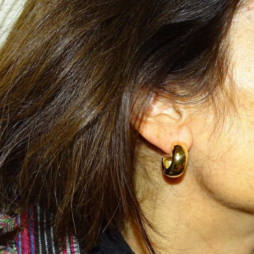 Pendientes tipo aro de oro amarillo de 18K de 8mm de ancho y 2.00cm de altos con cierre presión. Peso: 3.30 gr de oro de 18k - Imagen 2