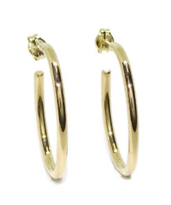 Pendientes tipo aro de oro amarillo de 18K de 2mm de ancho y 2.60m de altos por 1.90cm de anchos.