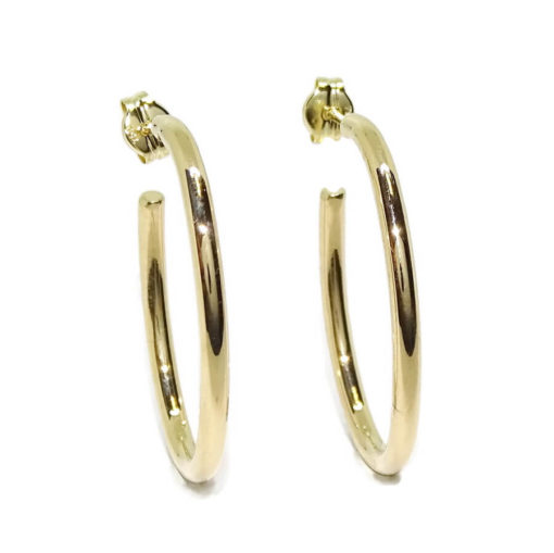 Pendientes tipo aro de oro amarillo de 18K de 2mm de ancho y 2.60m de altos por 1.90cm de anchos.