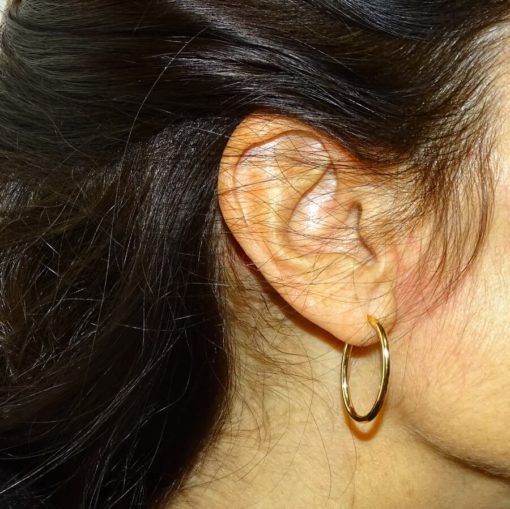 Pendientes tipo aro de oro amarillo de 18K de 2mm de ancho y 2.60m de altos por 1.90cm de anchos. - Imagen 2