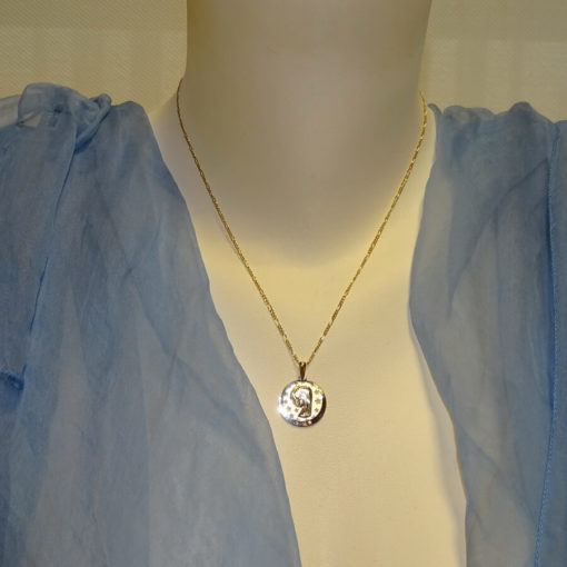 Collar ideal para comunión de oro amarillo de 18K con cadena 3x1 de 45cm de largo y medalla de la Virgen Niña de oro amarillo y oro blanco de 18K. - Imagen 2