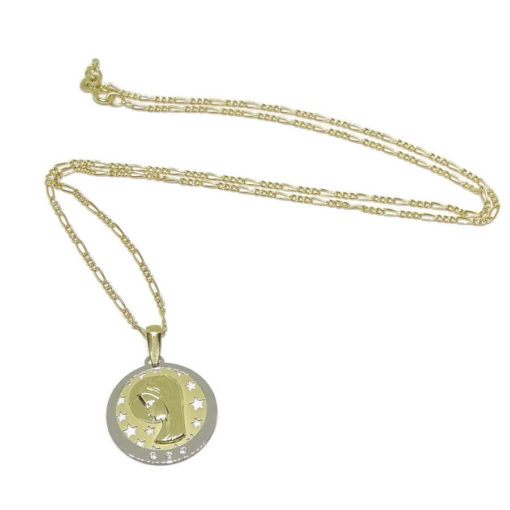 Collar ideal para comunión de oro amarillo de 18K con cadena 3x1 de 45cm de largo y medalla de la Virgen Niña de oro amarillo y oro blanco de 18K. - Imagen 4