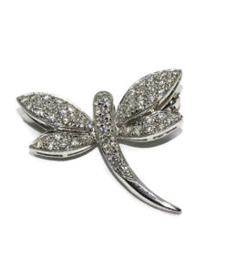 Broche con Forma de libélula de Oro Blanco de 18k y 0.37cts de Diamantes. 2.70gr de Oro de 18k.