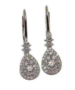 Pendientes de oro de 18k con 0.69cts de diamantes. 2.40cm de largos. Ideal novias, pedidas, fiesta.