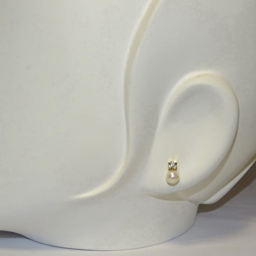 Pendientes con diamantes de 0.10cts y 2 perlas cultivadas redondas de 6mm oro amarillo de 18K. Cierre presión. - Imagen 2