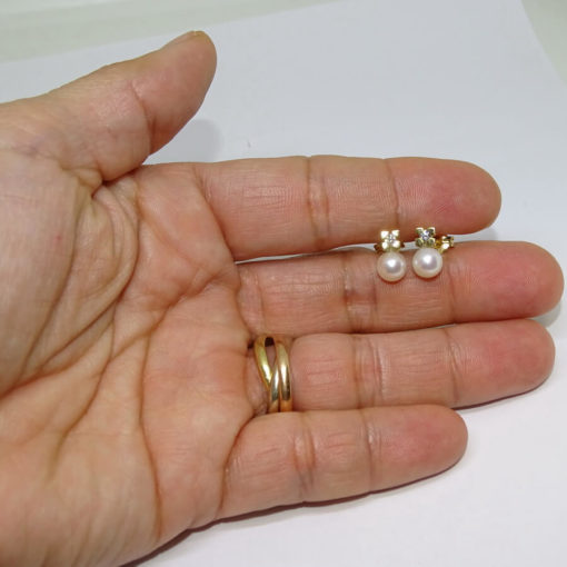 Pendientes con diamantes de 0.10cts y 2 perlas cultivadas redondas de 6mm oro amarillo de 18K. Cierre presión. - Imagen 5