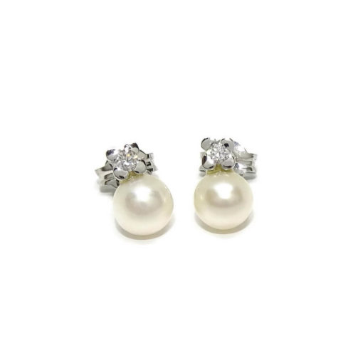 Pendientes con diamantes de 0.10cts y 2 perlas cultivadas redondas de 6mm montados en oro blanco de 18K. Ideal para comunión.