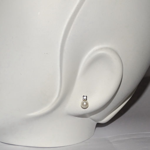 Pendientes con diamantes de 0.10cts y 2 perlas cultivadas redondas de 6mm montados en oro blanco de 18K. Ideal para comunión. - Imagen 2
