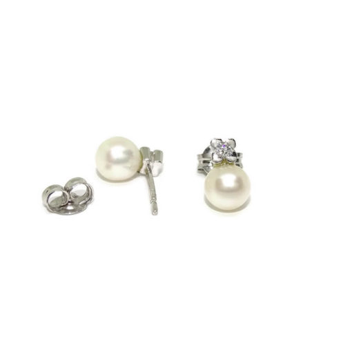 Pendientes con diamantes de 0.10cts y 2 perlas cultivadas redondas de 6mm montados en oro blanco de 18K. Ideal para comunión. - Imagen 5