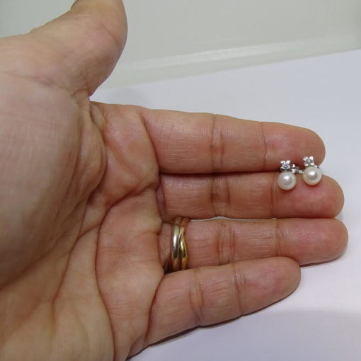 Pendientes con diamantes de 0.10cts y 2 perlas cultivadas redondas de 6mm montados en oro blanco de 18K. Ideal para comunión. - Imagen 4
