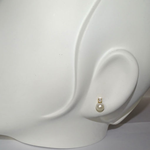 Pendientes para comunión de oro amarillo con 2 diamantes de 0.08cts y 2 perlas cultivadas redondas de 5.5 mm - Imagen 2