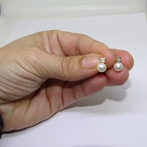 Pendientes para comunión de oro amarillo con 2 diamantes de 0.08cts y 2 perlas cultivadas redondas de 5.5 mm - Imagen 4