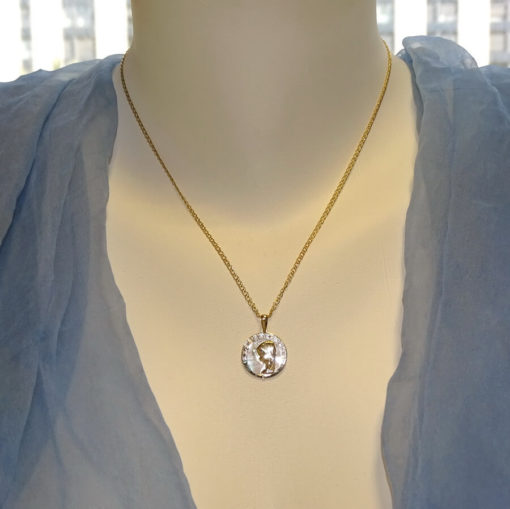 Ideal para comunión Medalla de la Virgen Niña Todo de Oro Amarillo de 18K y nácar - Imagen 2