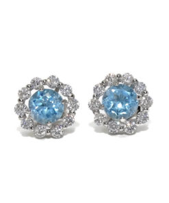 pendientes redondos de oro blanco de 18K con 20 circonitas blancas y 2 topacios azules