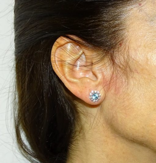 pendientes redondos de oro blanco de 18K con 20 circonitas blancas y 2 topacios azules - Imagen 2