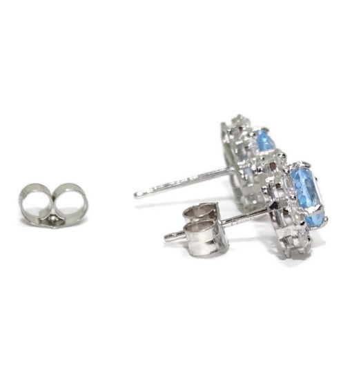 pendientes redondos de oro blanco de 18K con 20 circonitas blancas y 2 topacios azules - Imagen 5