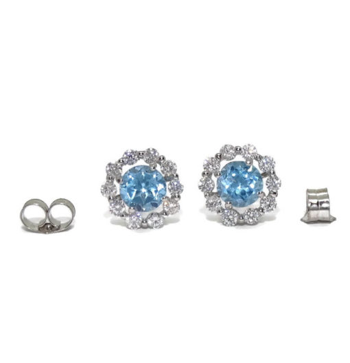 pendientes redondos de oro blanco de 18K con 20 circonitas blancas y 2 topacios azules - Imagen 4