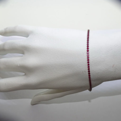 Pulsera tipo riviere de oro blanco de 18K con 94 circonitas roja - Imagen 2
