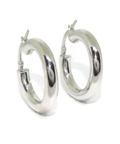 Pendientes aros de oro blanco de 18k anchos, de 4mm de grosor y 2.30cm de diámetro exterior.