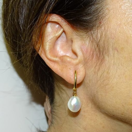 pendientes de medio gancho de oro amarillo de 18K con 2 perlas cultivadas estilo barrocas - Imagen 2