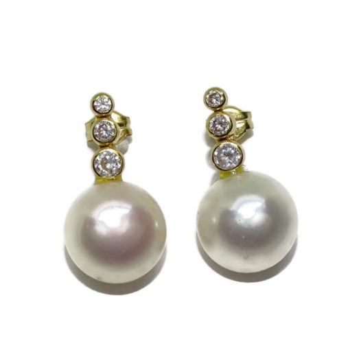 pendientes de oro amarillo de 18Ktes con 6 circonitas de la mejor calidad y 2 perlas cultivadas tipo botón de 11mm