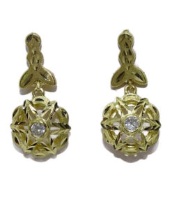 Pendientes filigrana clásicos oro amarillo de 18k con 2 circonitas de la mejor calidad y cierre de pala.
