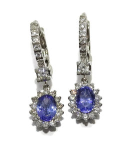 pendientes en oro blanco de 18k con 2 tanzanitas de 1.90 cts y 42 diamantes de 0.96cts